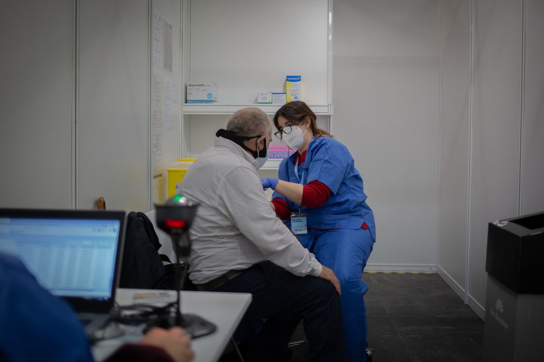 Una sanitaria vacuna a un hombre en el circuito de vacunación de Fira de Barcelona, a 26 de abril de 2021. Una sanitaria vacuna a un hombre en el circuito de vacunación de Fira de Barcelona, a 26 de abril de 2021.