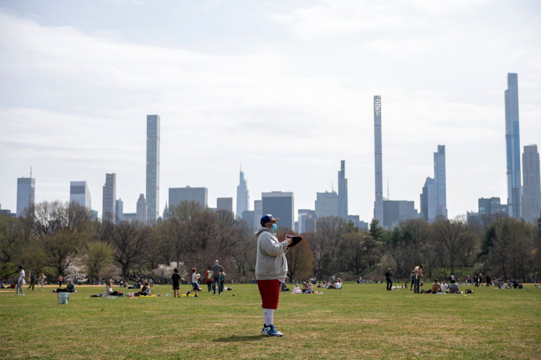 Un hombre con mascarilla en Central Park, en Nueva York Un hombre con mascarilla en Central Park, en Nueva York