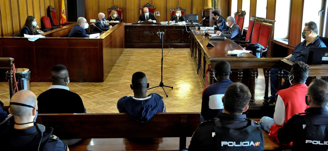 Los cuatros acusados, frentel al tribunal Los cuatros acusados, frentel al tribunal