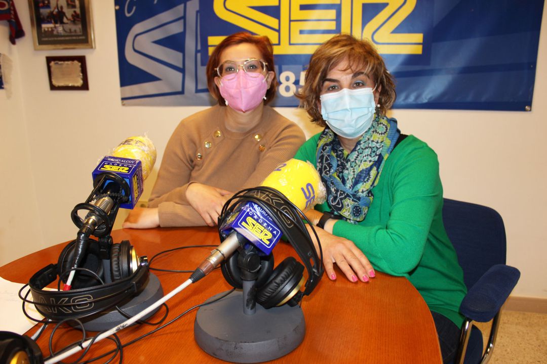Gema Cerdá Miralles y Rosa Cerdá, en el estudio de Radio Alcoy Gema Cerdá Miralles y Rosa Cerdá, en el estudio de Radio Alcoy