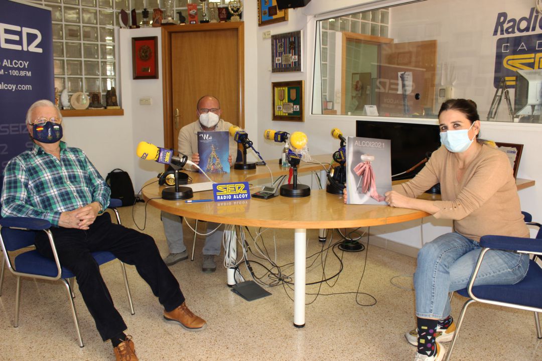 Paco Aznar, Pau Acosta y Mónica Jover, en el estudio de Radio Alcoy Paco Aznar, Pau Acosta y Mónica Jover, en el estudio de Radio Alcoy