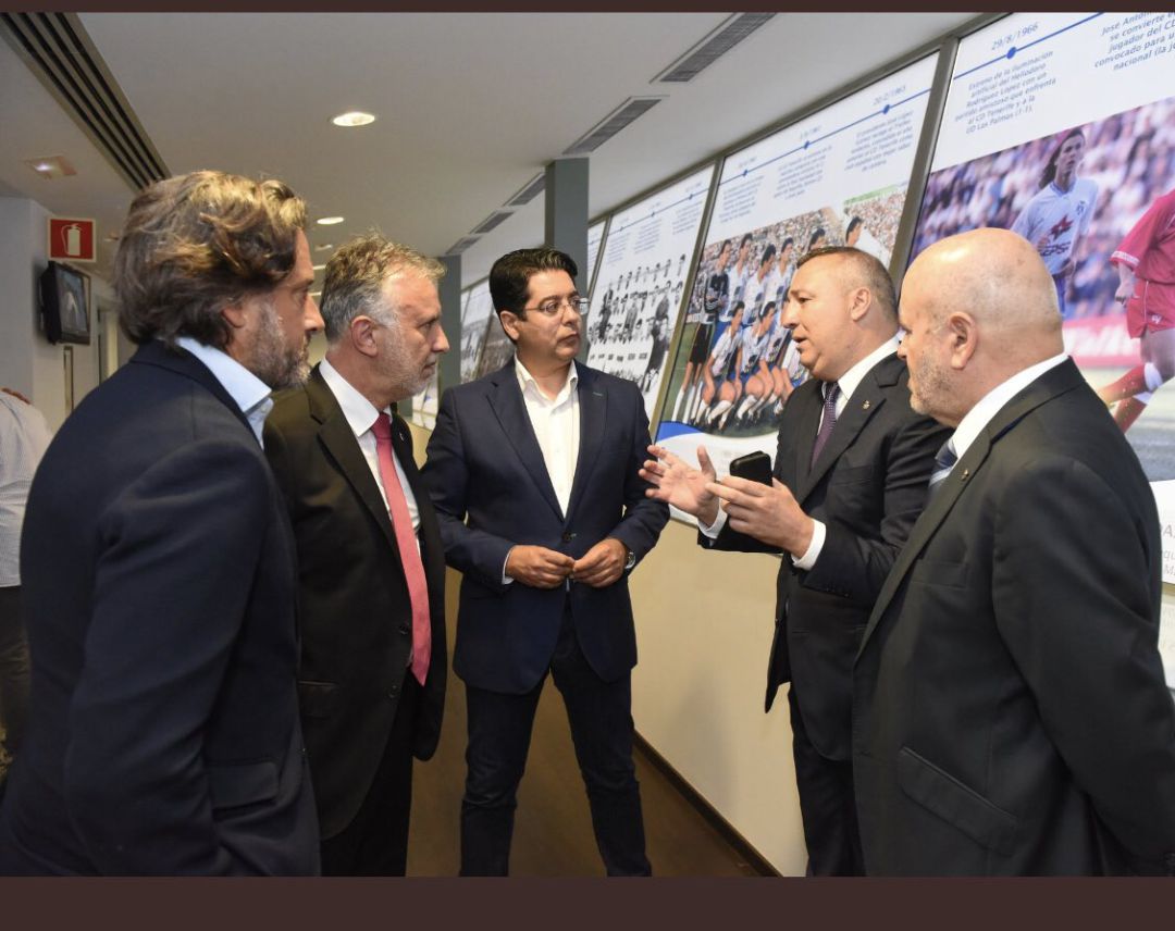 Pedro Martín, flanqueado por el presidente del Parlamento, el del Gobierno de Canarias y los máximos mandatarios del CD Tenerife y la Unión Deportiva. Pedro Martín, flanqueado por el presidente del Parlamento, el del Gobierno de Canarias y los máximos mandatarios del CD Tenerife y la Unión Deportiva.