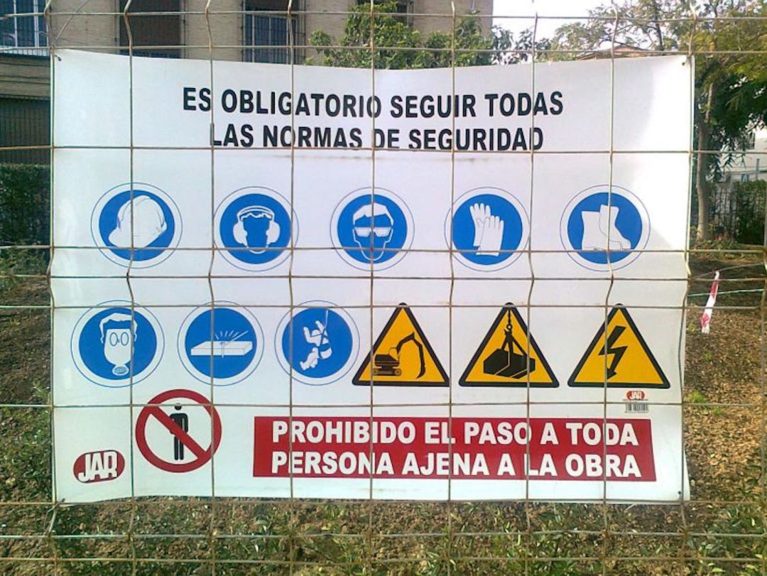 Cartel recordando las normas de seguridad en una obra Cartel recordando las normas de seguridad en una obra