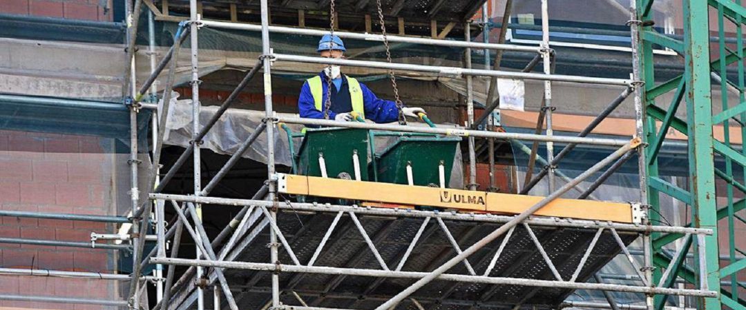 Un obrero tras el estallido de la pandemia en una obra en A Coruña Un obrero tras el estallido de la pandemia en una obra en A Coruña