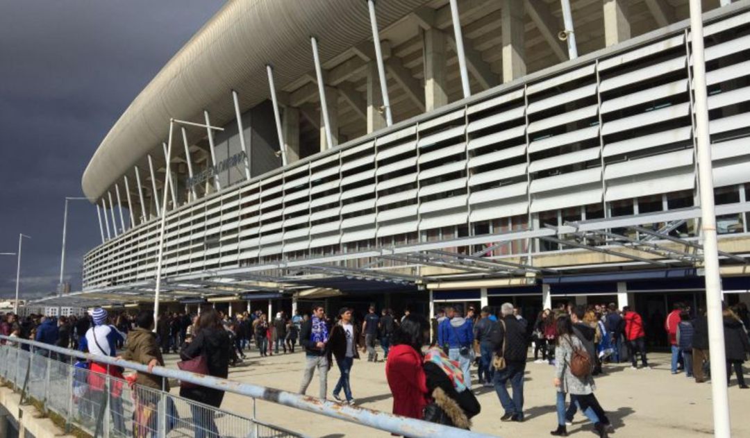 Aficionados del Recreativo en los aledaños del Nuevo Colombino. Aficionados del Recreativo en los aledaños del Nuevo Colombino.