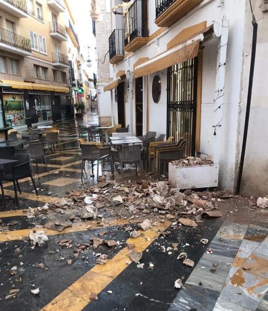 Cae una cornisa sobre la terraza de un bar de Lorca sin causar heridos. Cae una cornisa sobre la terraza de un bar de Lorca sin causar heridos.