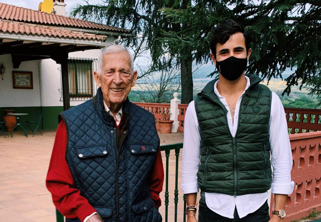 El maestro Paco Camino junto al novillero francés Carlos Olsina El maestro Paco Camino junto al novillero francés Carlos Olsina