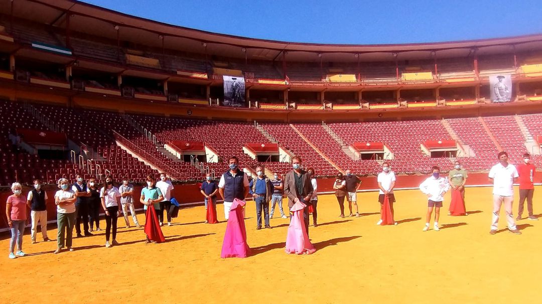 Los diestros Eduardo Dávila Miura y José Luis Moreno, al frente de un grupo de aficionados en la plaza de toros de Córdoba Los diestros Eduardo Dávila Miura y José Luis Moreno, al frente de un grupo de aficionados en la plaza de toros de Córdoba