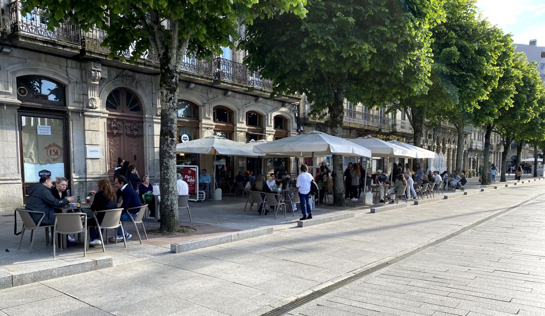 Ambiente en las terrazas de la céntrica calle Montero Ríos de Vigo, una de las avenidas peatonales más populares de la ciudad. Ambiente en las terrazas de la céntrica calle Montero Ríos de Vigo, una de las avenidas peatonales más populares de la ciudad.