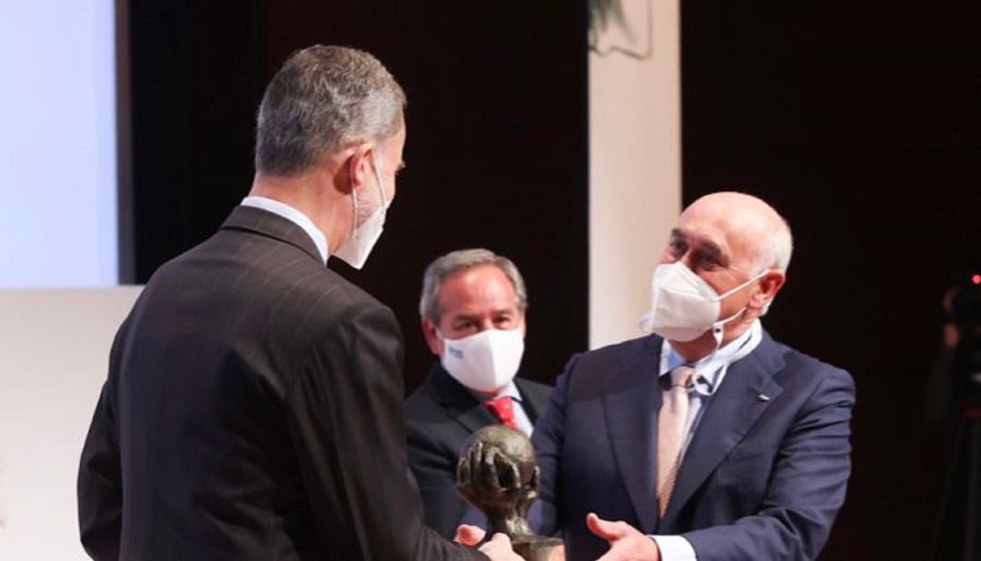 El Rey Felipe VI y el presidente de TSD, Antonio Ramirez, recogiendo el premio CEPYME 2021 El Rey Felipe VI y el presidente de TSD, Antonio Ramirez, recogiendo el premio CEPYME 2021