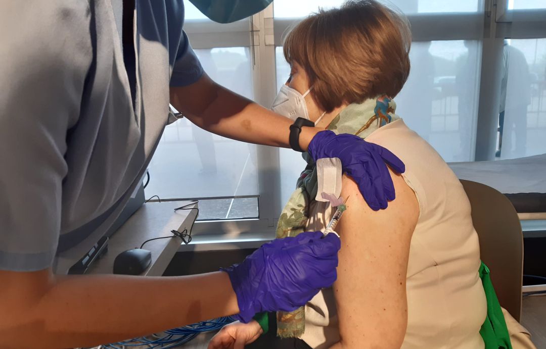 Una persona recibe la vacuna este martes, 27 de abril, en el Hospital del Henares. Una persona recibe la vacuna este martes, 27 de abril, en el Hospital del Henares.