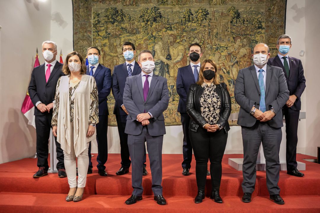 El presidente de Castilla-La Mancha, Emiliano García-Page, firma los convenios del Plan de Empleo con los representantes de las cinco diputaciones provinciales. El presidente de Castilla-La Mancha, Emiliano García-Page, firma los convenios del Plan de Empleo con los representantes de las cinco diputaciones provinciales.