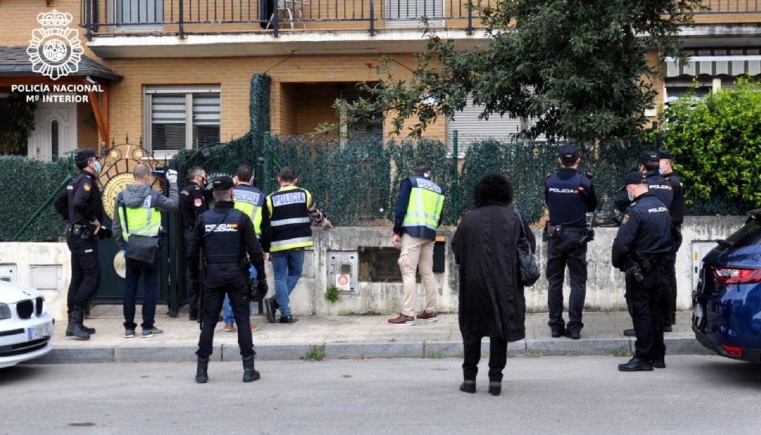 Agentes de la Policía Nacional se disponen a entrar en domicilio del cabecilla del grupo. Agentes de la Policía Nacional se disponen a entrar en domicilio del cabecilla del grupo.
