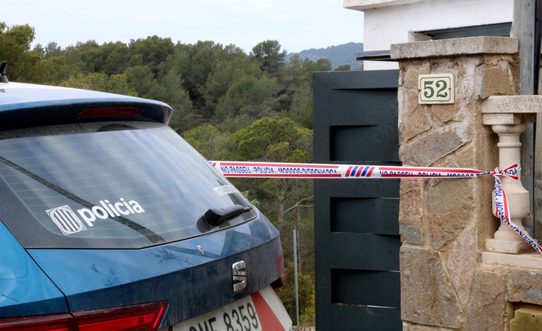Una patrulla dels Mossos d'Esquadra custodiant l'entrada a l'habitatge de la Bisbal del Penedès on una dona ha patit cremades mortals presumptament provocades per la seva parella Una patrulla dels Mossos d'Esquadra custodiant l'entrada a l'habitatge de la Bisbal del Penedès on una dona ha patit cremades mortals presumptament provocades per la seva parella