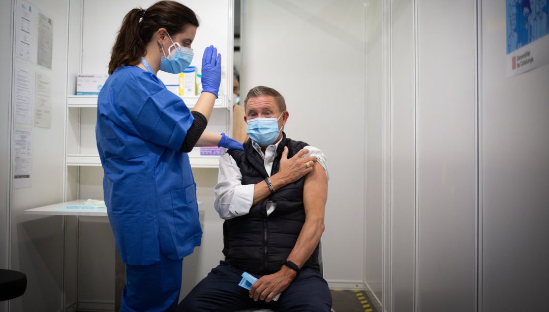 Una profesional sanitaria inocula una vacuna del Covid-19 desarrollada por AstraZeneca en Barcelona. Una profesional sanitaria inocula una vacuna del Covid-19 desarrollada por AstraZeneca en Barcelona.