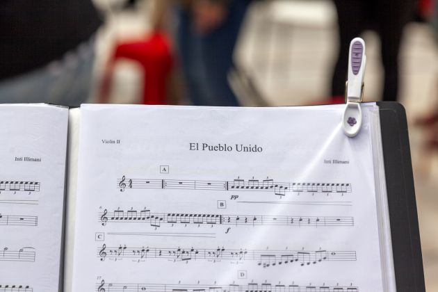 Partitura de 'El pueblo unido' interpretada en español durante la protesta. Partitura de 'El pueblo unido' interpretada en español durante la protesta.