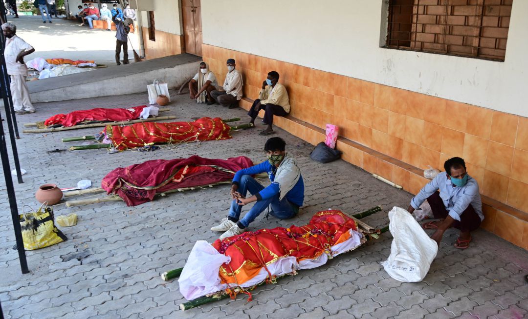 Familiares de víctimas de coronavirus acompañan los restos mortales de sus seres queridos en India. Familiares de víctimas de coronavirus acompañan los restos mortales de sus seres queridos en India.