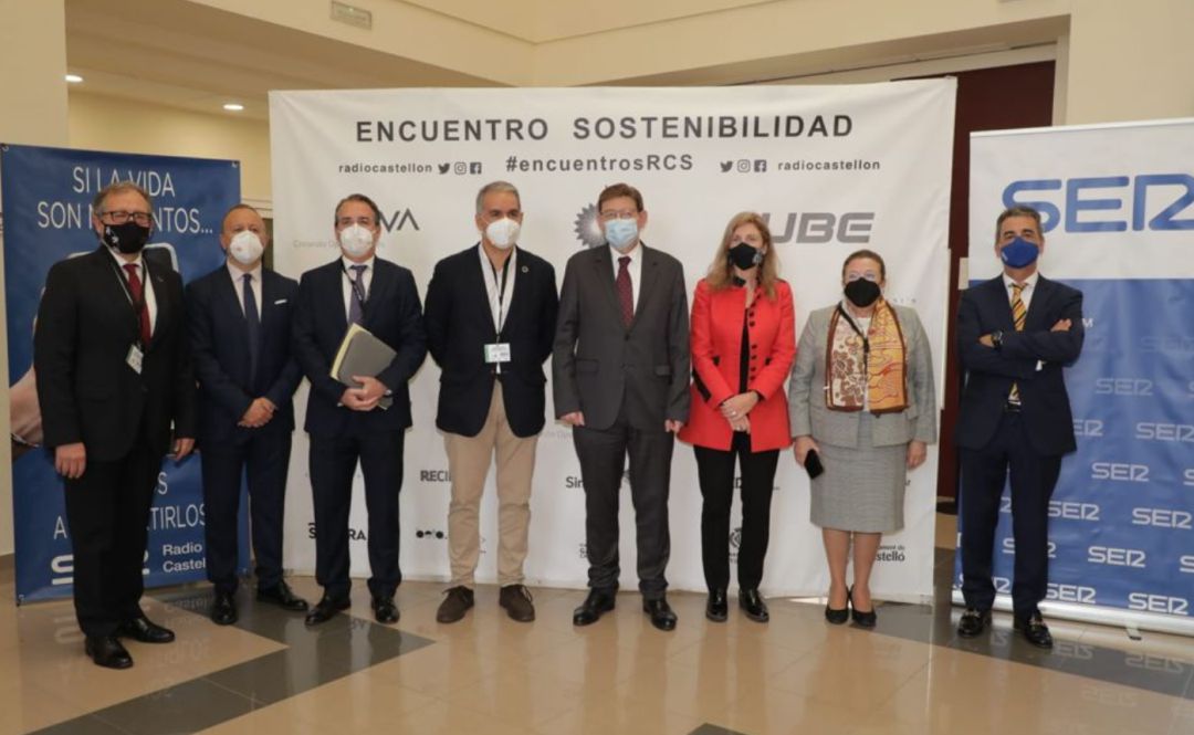 El president de la Generalitat, Ximo Puig, acompañado (de izquierda a derecha) del presidente de la Diputación, José Martí; el director de Radio Castellón, Jesús López; el director de la refinería de BP, Paco Quintana; Pablo Penone, experto en Sostenibilidad; la alcaldesa de Castelló, Amparo Marco; la presidenta de la Cámara de Comercio, Lola Guillamón y el presidente del Grupo Radio Castellón, Juan José Quesada. El president de la Generalitat, Ximo Puig, acompañado (de izquierda a derecha) del presidente de la Diputación, José Martí; el director de Radio Castellón, Jesús López; el director de la refinería de BP, Paco Quintana; Pablo Penone, experto en Sostenibilidad; la alcaldesa de Castelló, Amparo Marco; la presidenta de la Cámara de Comercio, Lola Guillamón y el presidente del Grupo Radio Castellón, Juan José Quesada.