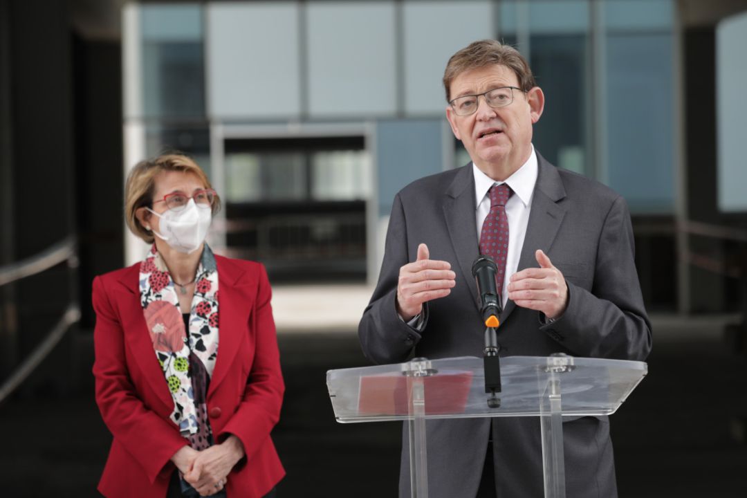 La rectora de la UJI, Eva Alcón, y el president de la Generalitat, Ximo Puig, tras visitar las obras La rectora de la UJI, Eva Alcón, y el president de la Generalitat, Ximo Puig, tras visitar las obras