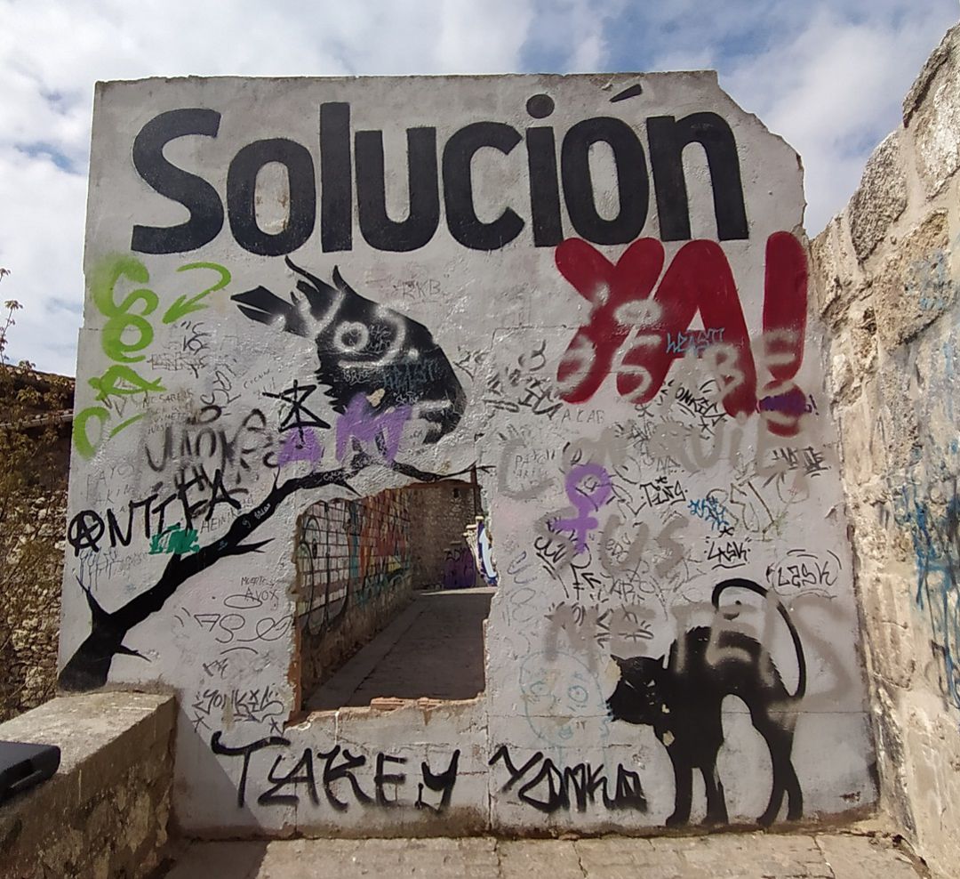 Tapia que bloquea el paso al llamado 'Callejón de las Brujas' Tapia que bloquea el paso al llamado 'Callejón de las Brujas'