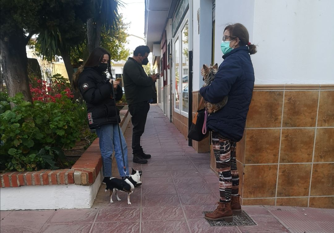 Varios ciudadanos esperan su turno en la puerta de un establecimiento comercial Varios ciudadanos esperan su turno en la puerta de un establecimiento comercial