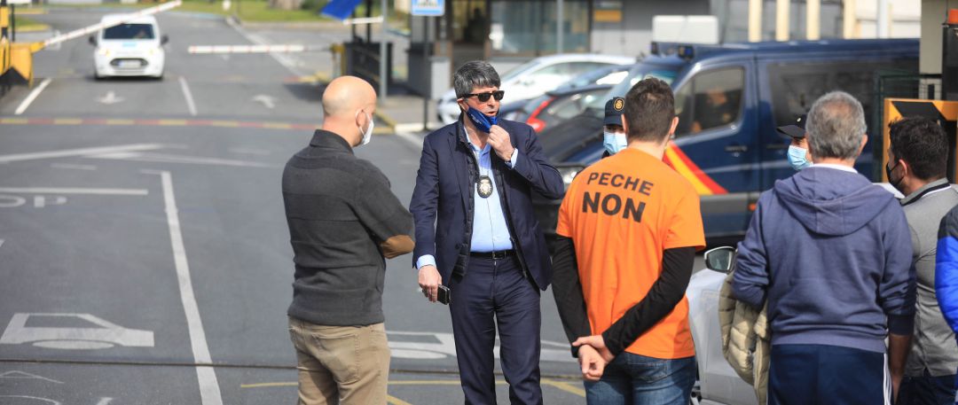 Varios agentes con trabajadores en las inmediaciones de la fábrica de Alu Ibérica en A Coruña, Galicia (España), a 4 de marzo de 2021. Varios agentes con trabajadores en las inmediaciones de la fábrica de Alu Ibérica en A Coruña, Galicia (España), a 4 de marzo de 2021.