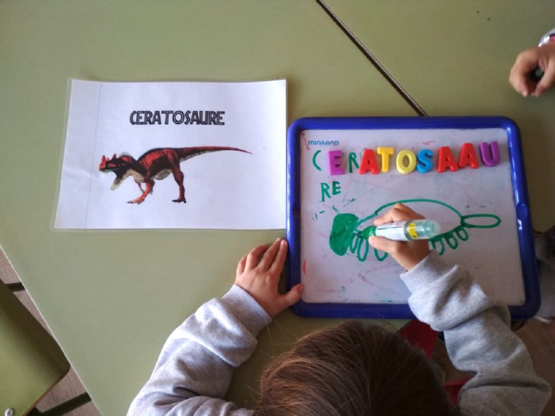 Foto sobre un escolar en una actividad Foto sobre un escolar en una actividad