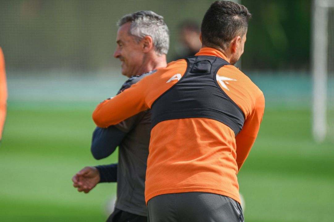 Fidel Chaves bromea con Fran Escribá durante un entrenamiento del Elche Fidel Chaves bromea con Fran Escribá durante un entrenamiento del Elche