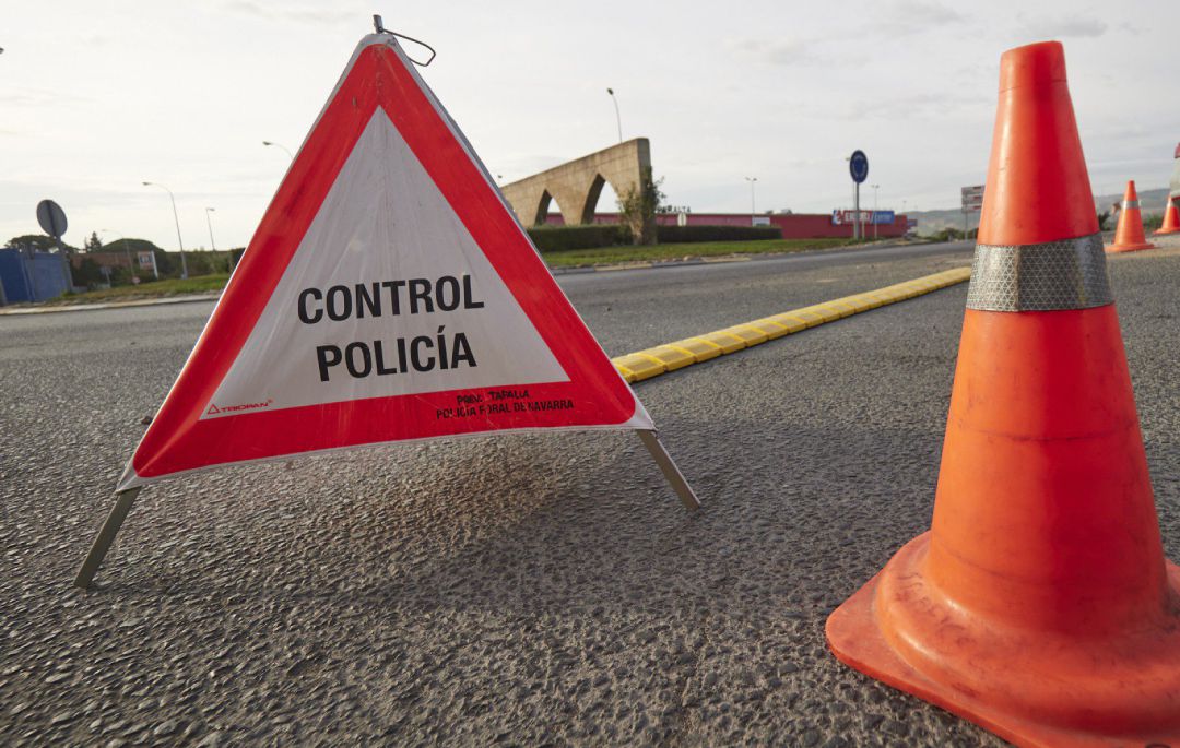 Archivo - Carretera de entrada a la localidad de Peralta controlada por la policía foral, en Navarra (España) a 24 de septiembre de 2020 Archivo - Carretera de entrada a la localidad de Peralta controlada por la policía foral, en Navarra (España) a 24 de septiembre de 2020