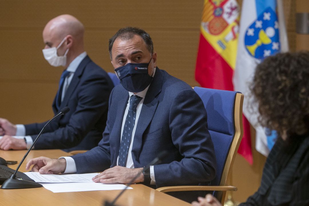 O conselleiro de Sanidade, Julio García Comesaña, informa en rolda de prensa dos acordos adoptados na reunión do comité clínico. Estará acompañado pola directora xeral de Saúde Pública, Carmen Durán Parrondo, e polo xerente do Sergas, José Flores Arias.
SALUD
CONCHI PAZ
O conselleiro de Sanidade, Julio García Comesaña, informa en rolda de prensa dos acordos adoptados na reunión do comité clínico. Estará acompañado pola directora xeral de Saúde Pública, Carmen Durán Parrondo, e polo xerente do Sergas, José Flores Arias.
SALUD
CONCHI PAZ