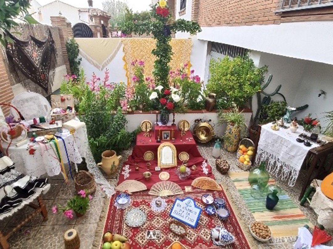 Foto de archivo de una cruz de mayo en Vegas del Genil (Granada) Foto de archivo de una cruz de mayo en Vegas del Genil (Granada)