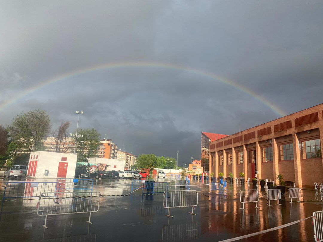 En estos días lluviosos en Granada, el arcoiris pone una nota de esperanza al paisaje urbano que se divisa desde el aparcamiento de la Feria de Muestras de Armilla, donde se ubica el principal dispositivo de vacunación masiva contra la covid en esta provincia En estos días lluviosos en Granada, el arcoiris pone una nota de esperanza al paisaje urbano que se divisa desde el aparcamiento de la Feria de Muestras de Armilla, donde se ubica el principal dispositivo de vacunación masiva contra la covid en esta provincia