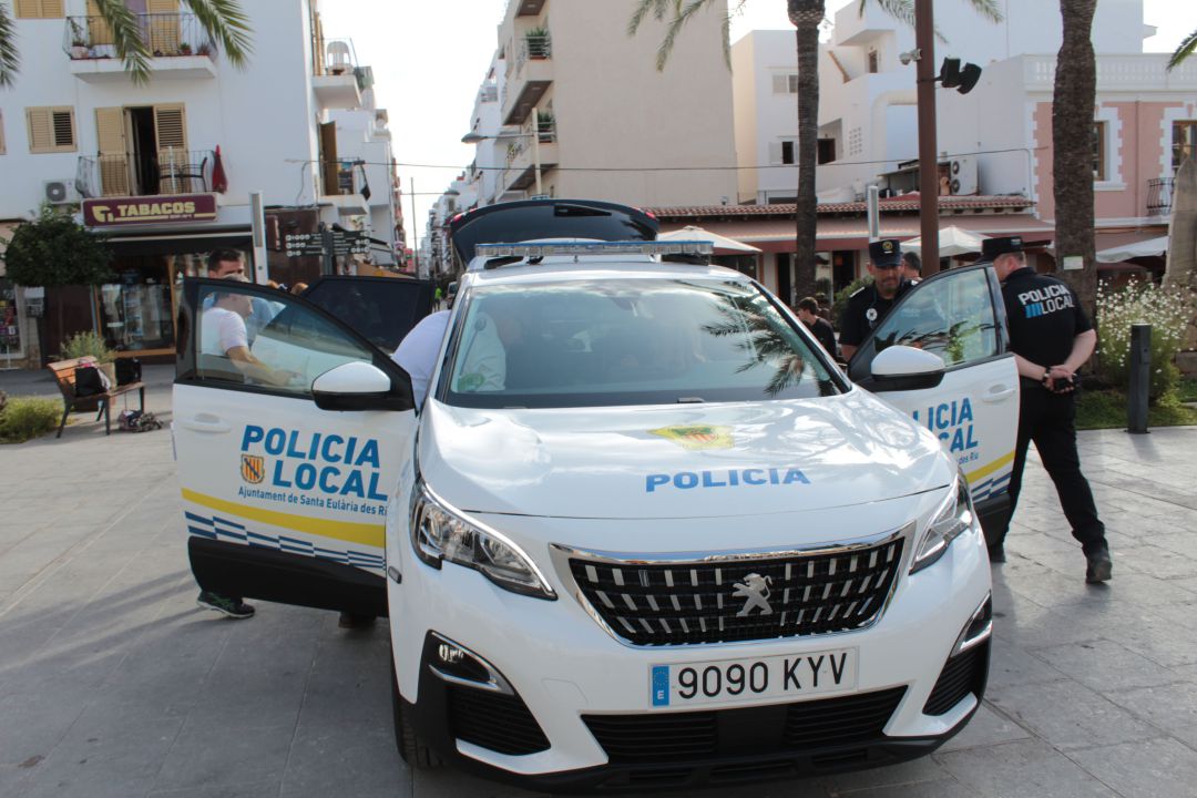 Imagen de archivo de un vehículo policial Imagen de archivo de un vehículo policial