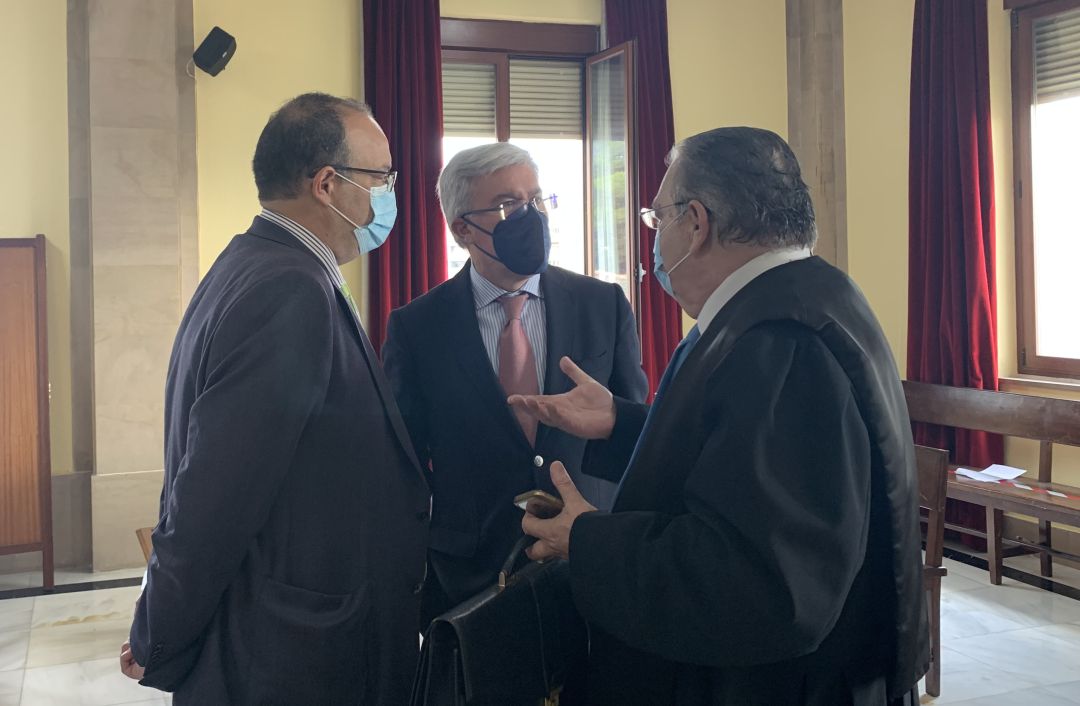 José Enrique Fernández de Moya (centro), minutos antes del inicio de la última jornada del juicio. José Enrique Fernández de Moya (centro), minutos antes del inicio de la última jornada del juicio.