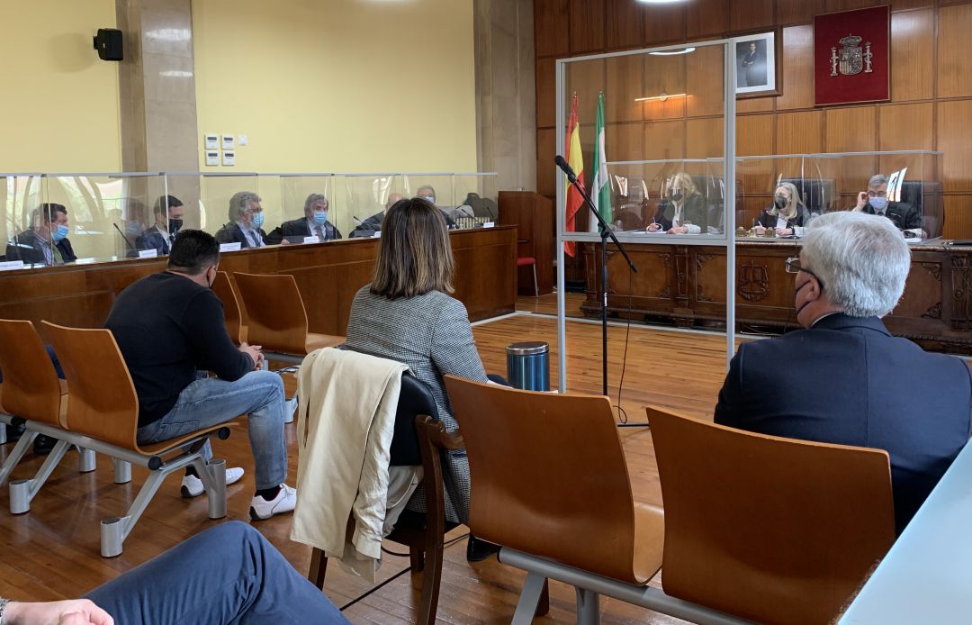 El acusado José Enrique Fernández de Moya (de espaldas en primer plano) escucha la intervención de su abogado. El acusado José Enrique Fernández de Moya (de espaldas en primer plano) escucha la intervención de su abogado.