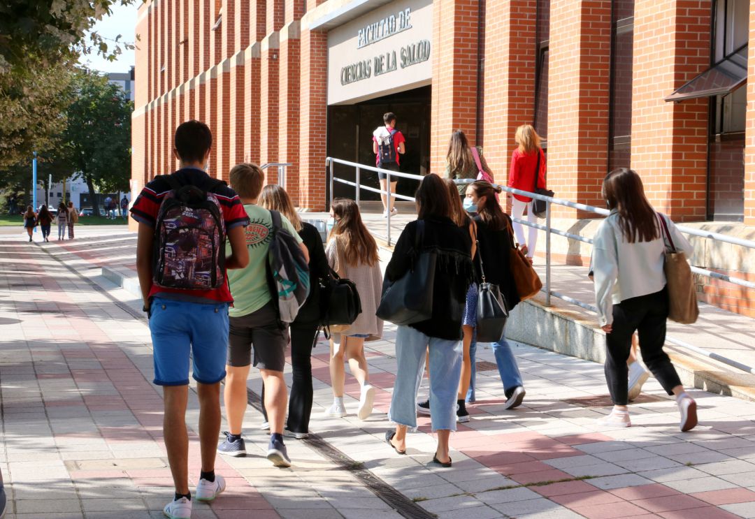 Varios estudiantes en la Facultad de Ciencias de la Salud Varios estudiantes en la Facultad de Ciencias de la Salud