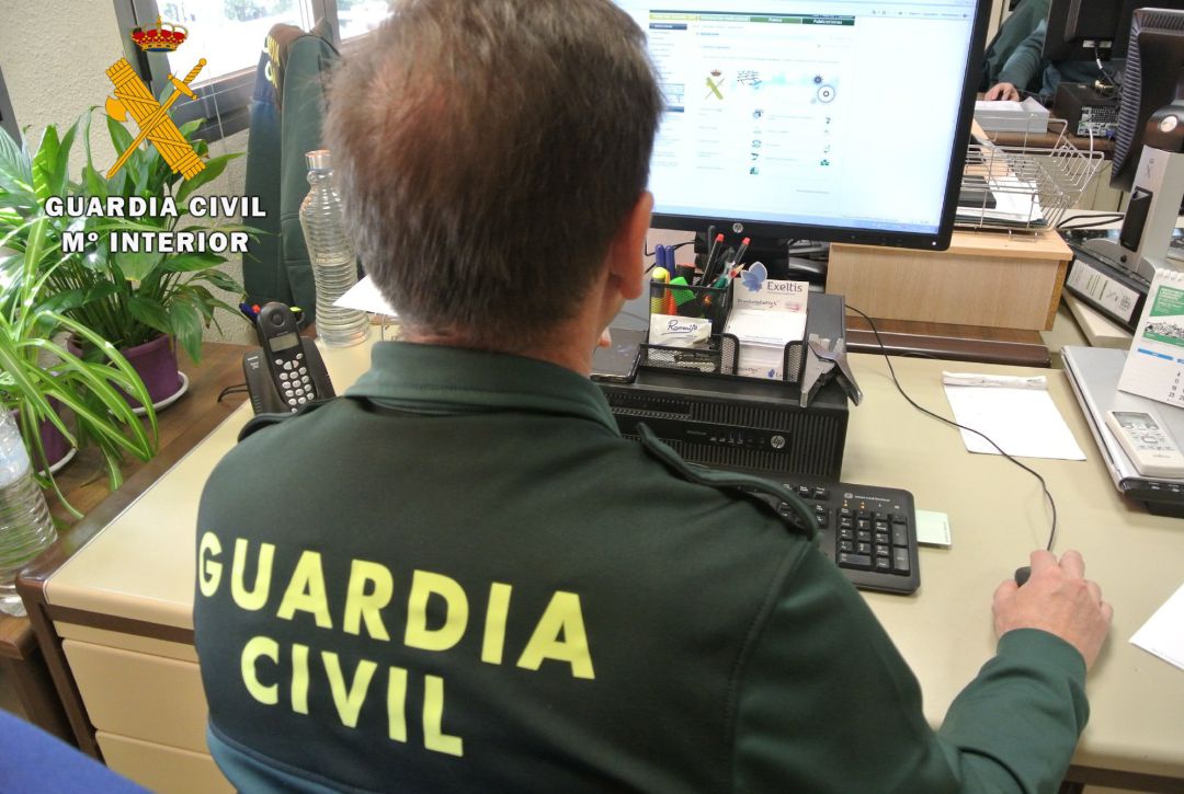 Guardia Civil investiga con un ordenador, en una imagen de archivo. Guardia Civil investiga con un ordenador, en una imagen de archivo.