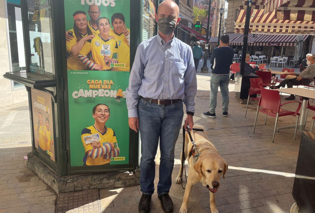 Paco Clemente junto a su perro guía, Hamlet Paco Clemente junto a su perro guía, Hamlet