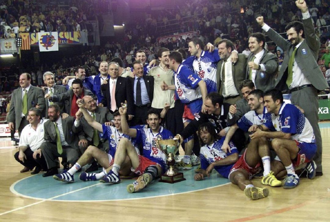 La plantilla, cuerpo técnico y directiva del Portland San Antonio campeón de Europa con el título en el Palau La plantilla, cuerpo técnico y directiva del Portland San Antonio campeón de Europa con el título en el Palau