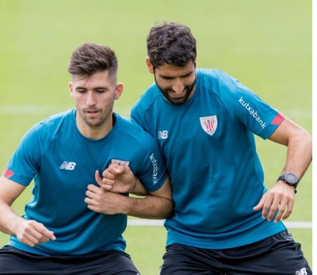 Areso en un entrenamiento del primer equipo del Athletic con Raúl García Areso en un entrenamiento del primer equipo del Athletic con Raúl García