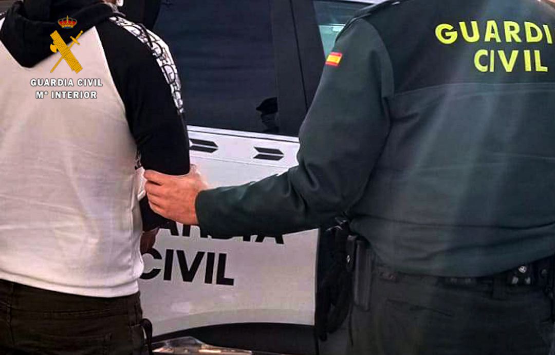 La Guardia Civil detiene a un hombre por robar a mano armada en un estanco de Santiago de Cartes - La Guardia Civil detiene a un hombre por robar a mano armada en un estanco de Santiago de Cartes -