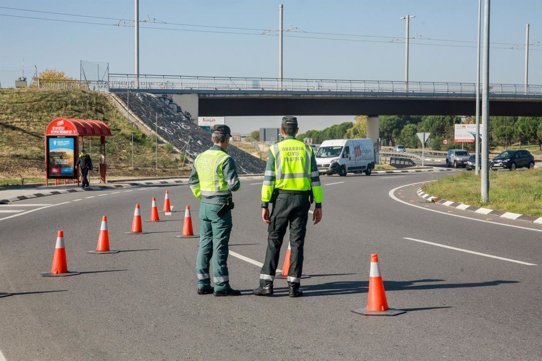Guardia civil de tráfico controlando que se cumplen las restricciones de movilidad. Guardia civil de tráfico controlando que se cumplen las restricciones de movilidad.