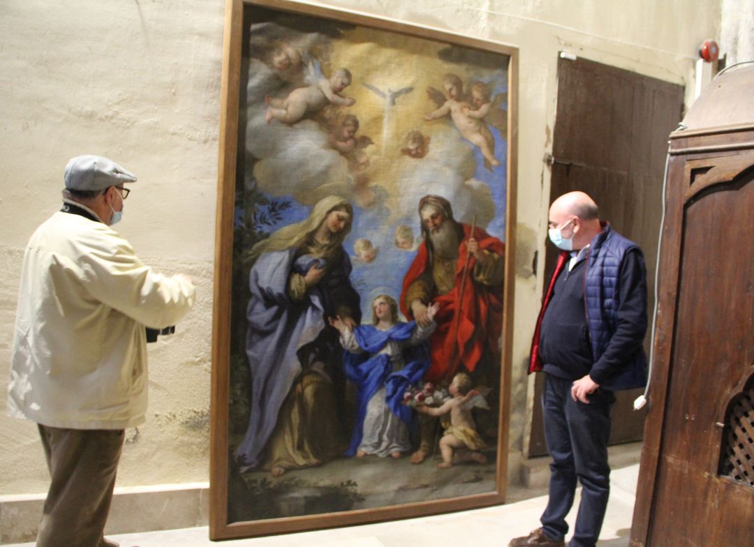 El historiador cuellarano, Juan Carlos Llorente y el párroco de Cuéllar, Fernando Mateo observan el cuadro de Luca Giordani mientras los restauradores lo preparan para su traslado. El historiador cuellarano, Juan Carlos Llorente y el párroco de Cuéllar, Fernando Mateo observan el cuadro de Luca Giordani mientras los restauradores lo preparan para su traslado.