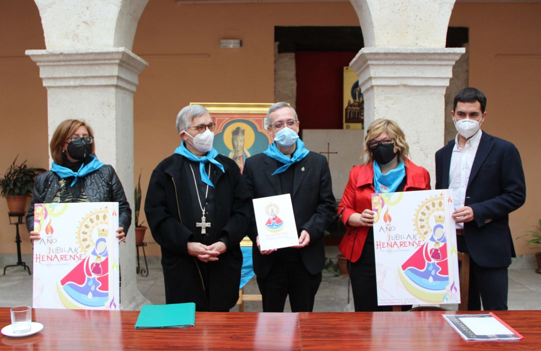 De izquierda a derecha: Belén Escudero, miembro de la Asociación Virgen de El Henar; César Franco, Obispo de Segovia; Carlos García, rector del Santuario; Sonia Martín, ilustradora y Daniel Martín, periodista De izquierda a derecha: Belén Escudero, miembro de la Asociación Virgen de El Henar; César Franco, Obispo de Segovia; Carlos García, rector del Santuario; Sonia Martín, ilustradora y Daniel Martín, periodista