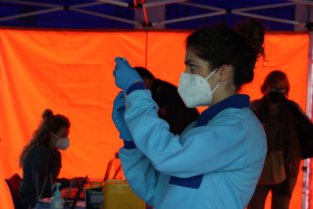 Una sanitaria de Úbeda prepara una dosis para inocular Una sanitaria de Úbeda prepara una dosis para inocular