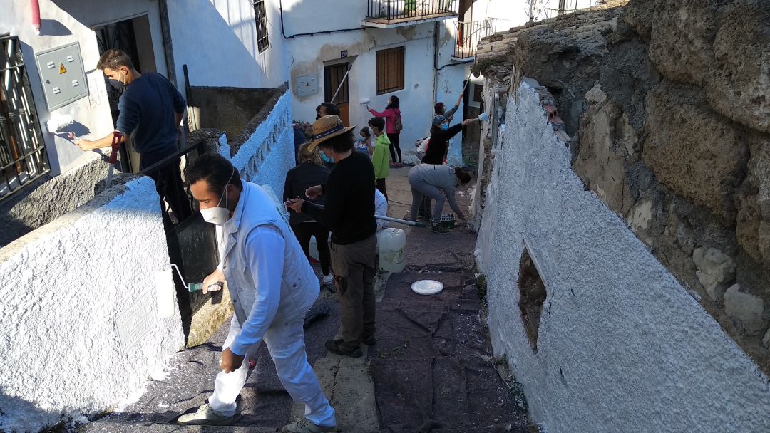 Voluntarios y concejales dedicaron toda la mañana del domingo a encalar las calles del casco histórico Voluntarios y concejales dedicaron toda la mañana del domingo a encalar las calles del casco histórico