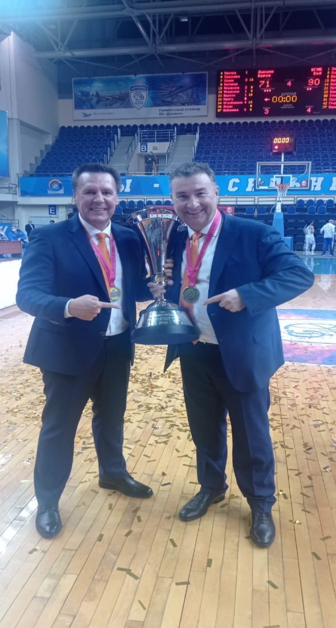 Miguel Méndez celebra con Nacho Martínez un nuevo título Miguel Méndez celebra con Nacho Martínez un nuevo título
