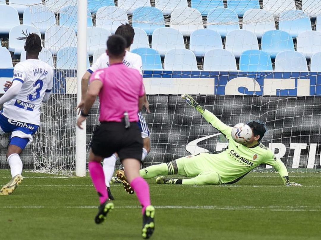 Cristian Álvarez evita un gol en el partido contra el Almería en La Romareda Cristian Álvarez evita un gol en el partido contra el Almería en La Romareda