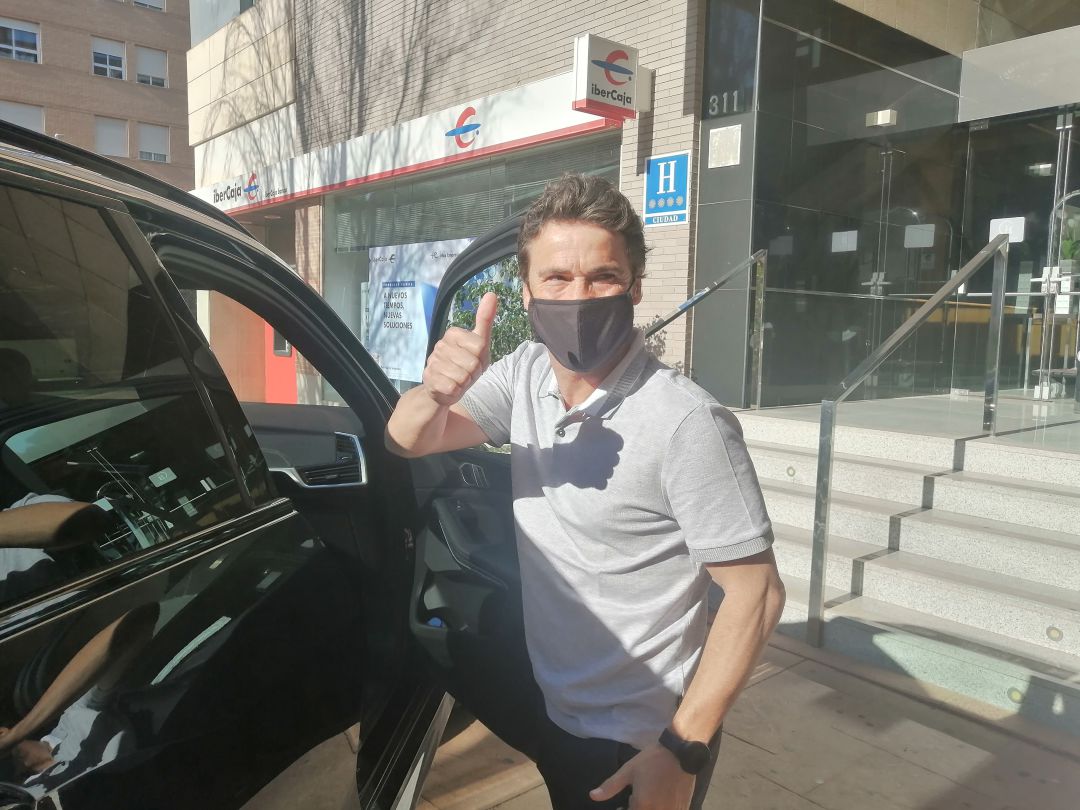 Rubi dando el OK nada más salir del Hotel Husa. Rubi dando el OK nada más salir del Hotel Husa.