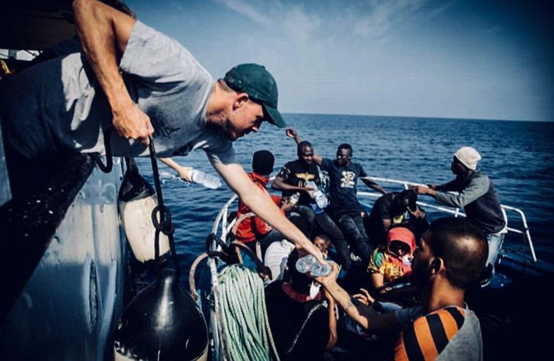 Adrián Pérez, primer oficial del barco 'Open Arms', ayuda a subir a bordo a los migrantes rescatados en alta mar. Adrián Pérez, primer oficial del barco 'Open Arms', ayuda a subir a bordo a los migrantes rescatados en alta mar.